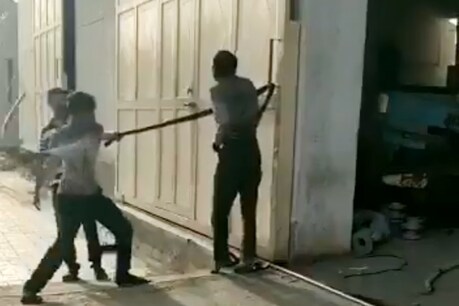 मेवानी का दावा है कि 35 वर्षीय शख्स दलित है और फैक्ट्री मालिक की पिटाई से उसकी मौत हो गई.
