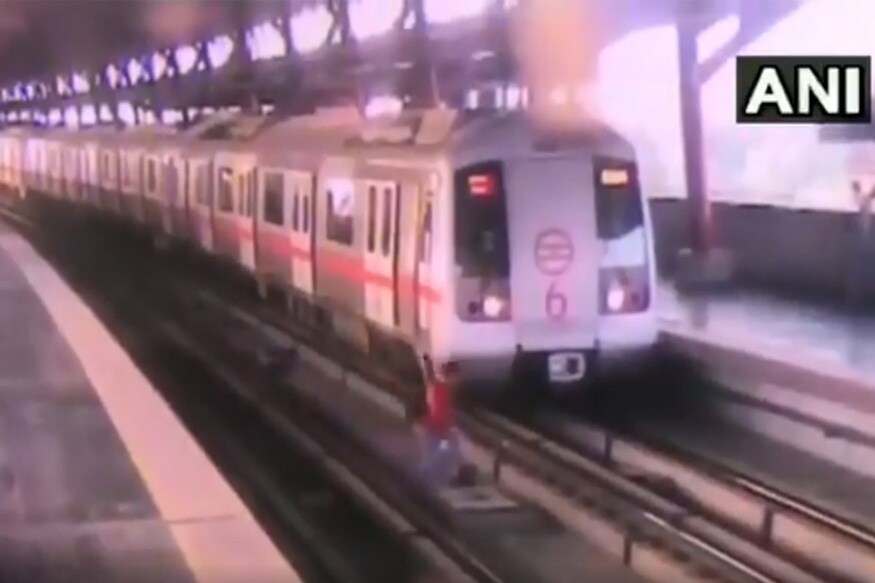 पटरी पार करते समय जब अचानक चल पड़ी मेट्रो, देखिए फिर क्या हुआman