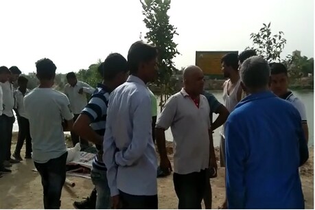 मौके पर जमा लोग। फोटो: न्यूज18 राजस्थान