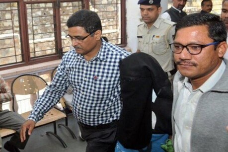 शिमला के कोटखाई गैंगरेप के आरोपी को ले जाती सीबीआई टीम. (फाइल फोटो)