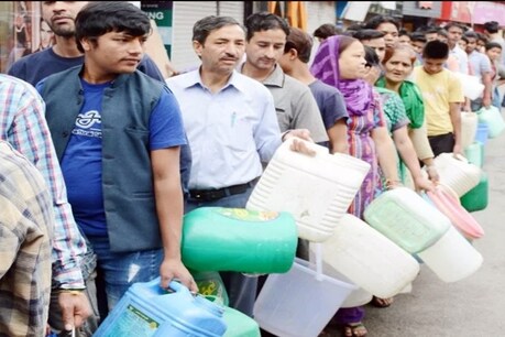 पानी के लिए कतारों में लगे लोग.