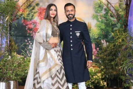 पार्टी में जाने से पहले सोनम को ऐसे कॉम्पलिमेंट देते हैं आनंद पार्टी में जाने से पहले सोनम को ऐसे कॉम्पलिमेंट देते हैं आनंद