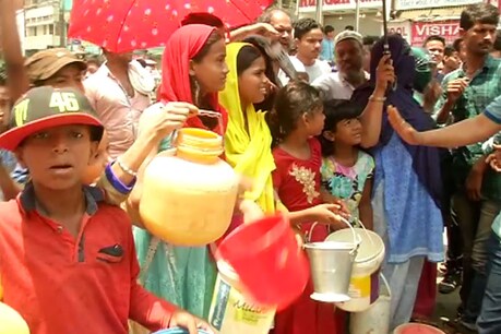 महिलाओं ने खाली बर्तनों के साथ किया प्रदर्शन