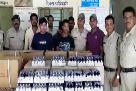 प्रतिबंधित अवैध दवाओं की 18 पेटी के साथ गैरेज संचालक समेत 3 गिरफ्तार प्रतिबंधित अवैध दवाओं की 18 पेटी के साथ गैरेज संचालक समेत 3 गिरफ्तार