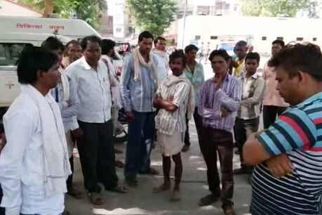 अस्पताल के बाहर खड़े मृतक महिलाओं के परिजन.