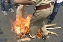धनबाद: पुतला दहन के दौरान पुलिसवाले का हाथ व जूता जला