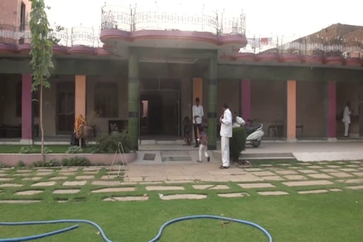 रेवाड़ी का ये घर ऐसा जिसके कमरे हरियाणा में और आंगन राजस्थान में-a house in rewari whose room in Haryana and loan in Rajasthan– News18 Hindi