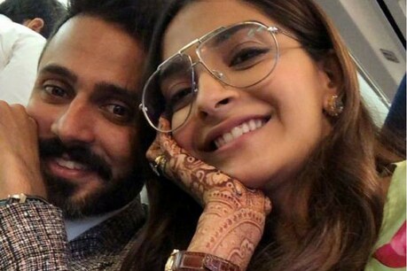 पति आनंद आहूजा के साथ कान फिल्म फेस्टिवल के लिए रवाना हुईं सोनम, शेयर की सेल्फी पति आनंद आहूजा के साथ कान फिल्म फेस्टिवल के लिए रवाना हुईं सोनम, शेयर की सेल्फी