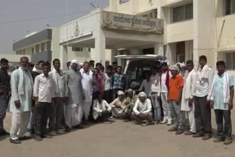 पुलिस अधीक्षक कार्यालय पर एेंबुलेंस में शव रखकर प्रदर्शन करते ग्रामीण