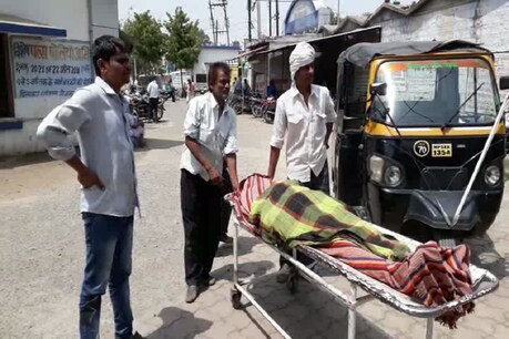 करंट से मृत का शव अस्पताल से ले जाते ग्रामीण