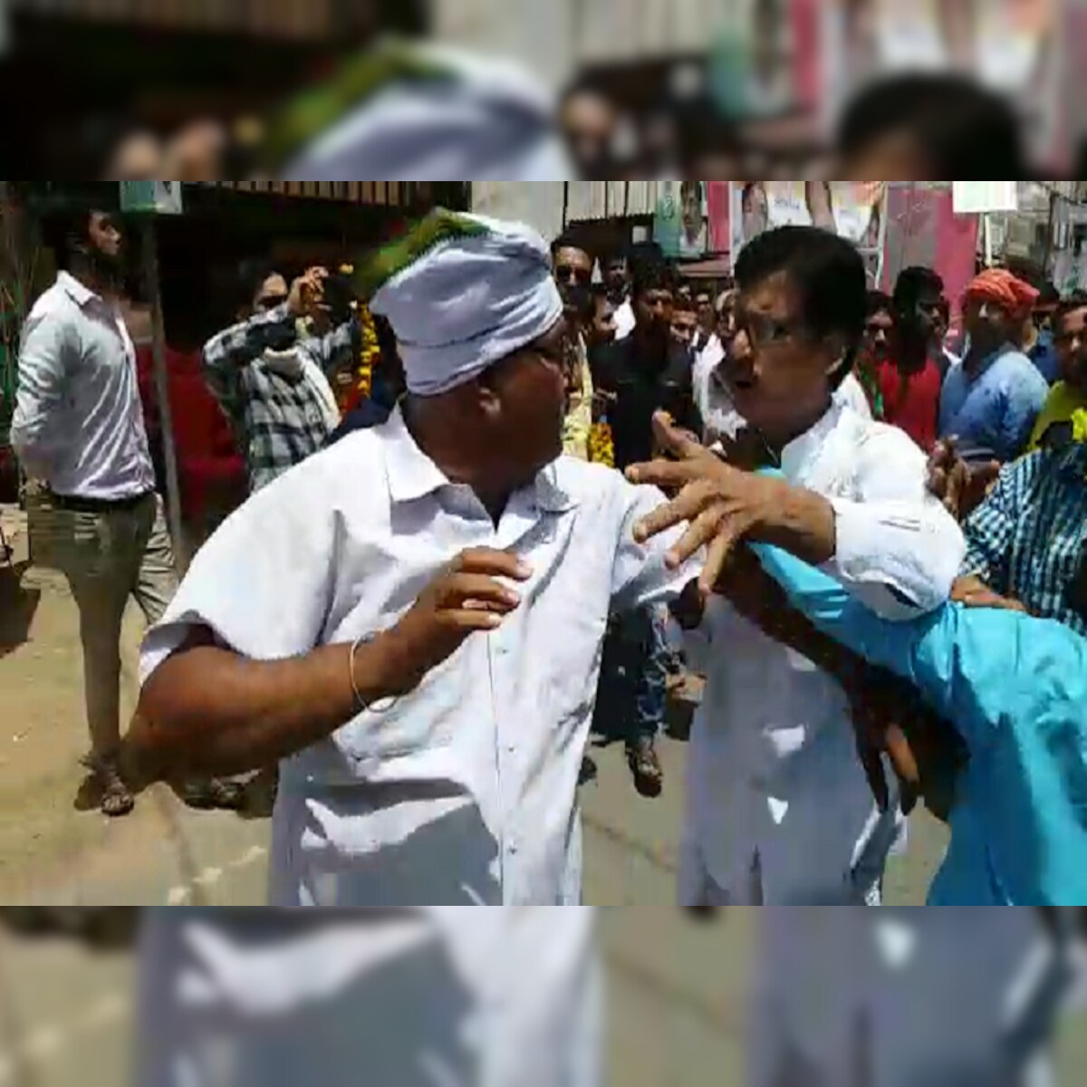 बैतूल में प्रदेश अध्यक्ष के सामने टुकड़ों में बंटी कांग्रेस के गुट आपस में  भिड़े – News18 हिंदी