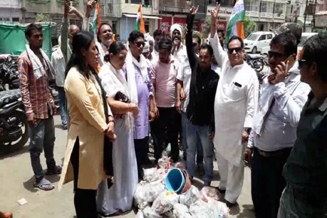 दमोह नगर पालिका के सामने कचरा लेकर प्रदर्शन करते कांग्रेसी