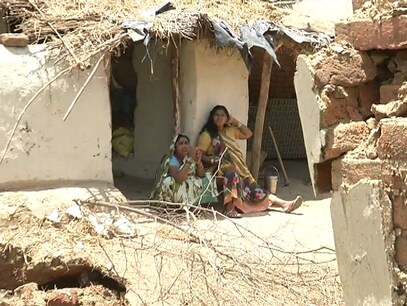 जमीन धंसने से दहशत में ग्रामीण
