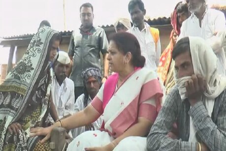 कर्ज से तंग आकर आत्महत्या करने वाले किसान के घर पहुंचीं महिला बाल विकास मंत्री कर्ज से तंग आकर आत्महत्या करने वाले किसान के घर पहुंचीं महिला बाल विकास मंत्री