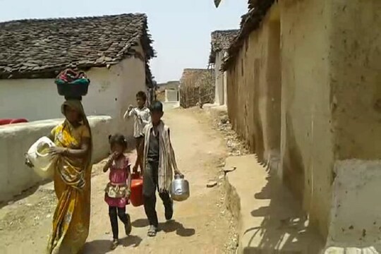 छतरपुर का खरियानी पंचायत का ढोड़न गांव, जहां नहीं है कोई बुनियादी सुविधा 