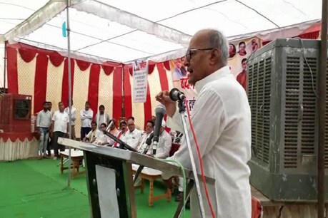 बिना बीपीएल कार्ड धारक दिव्यांगों को भी पेंशन देने की घोषणा करते जयंत मलैया