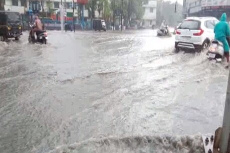 रतलाम में गुरुवार सुबह से ज़ोरदार बारिश हुई. मानसून की ये पहली बारिश थी. लेकिन पहली ही झड़ी में पूरे शहर में जगह-जगह पानी भर गया. दिनभर लोग परेशान होते रहे.