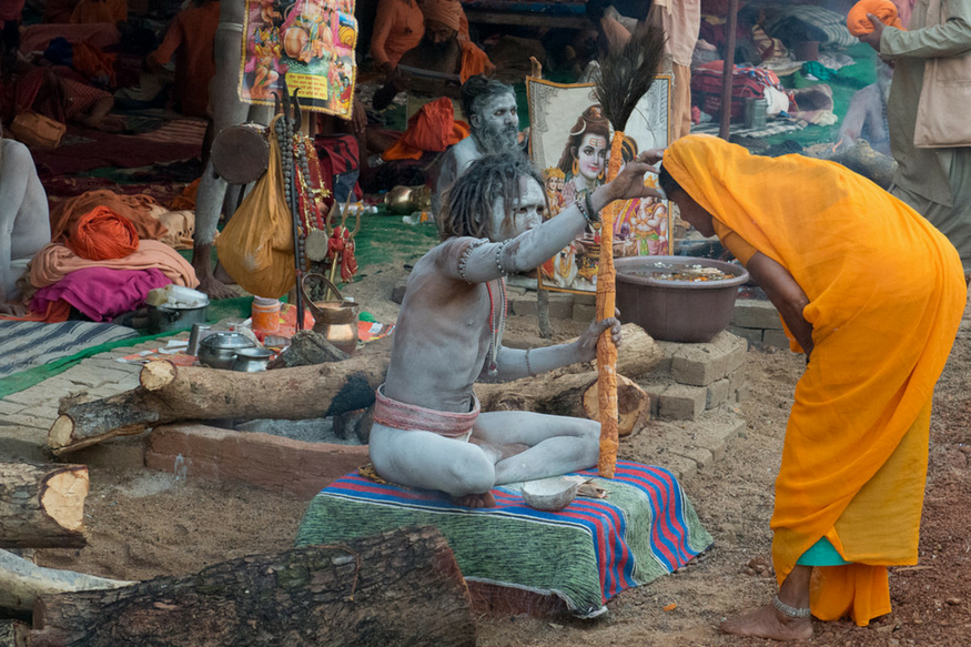 7. हर इंसान अघोरी है: अघोरियों का मानना है कि हर व्यक्ति अघोरी के रूप में जन्म लेता है. उनका कहना है कि जैसे एक नन्हें बच्चे को अपनी गंदगी, भोजन में कोई अंतर नहीं समझ आता, वैसे ही अघोरी भी हर गंदगी और अच्छाई को एक ही नजर से देखते हैं.