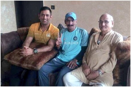 महेंद्र सिंह धोनी ने टीम इंडिया के सबसे बड़े फैन के लिए होस्ट किया 'स्पेशल लंच' महेंद्र सिंह धोनी ने टीम इंडिया के सबसे बड़े फैन के लिए होस्ट किया 'स्पेशल लंच'
