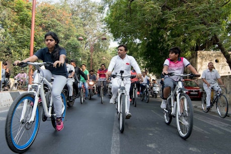 अपने बच्चों के साथ साइकिल चलाते सपा अध्यक्ष अखिलेश यादव. Photo: Twitter