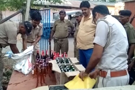 शराब कारोबारियों ने उत्पाद विभाग की टीम पर किया हमला, अवैध शराब के साथ तीन लोग गिरफ्तार शराब कारोबारियों ने उत्पाद विभाग की टीम पर किया हमला, अवैध शराब के साथ तीन लोग गिरफ्तार