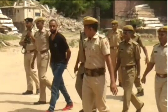 आरोपी मिक्का को कोर्ट ले जाती पुलिस। फोटो: न्यूज18 राजस्थान 