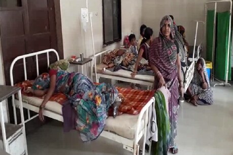 घायल पत्नी और मां