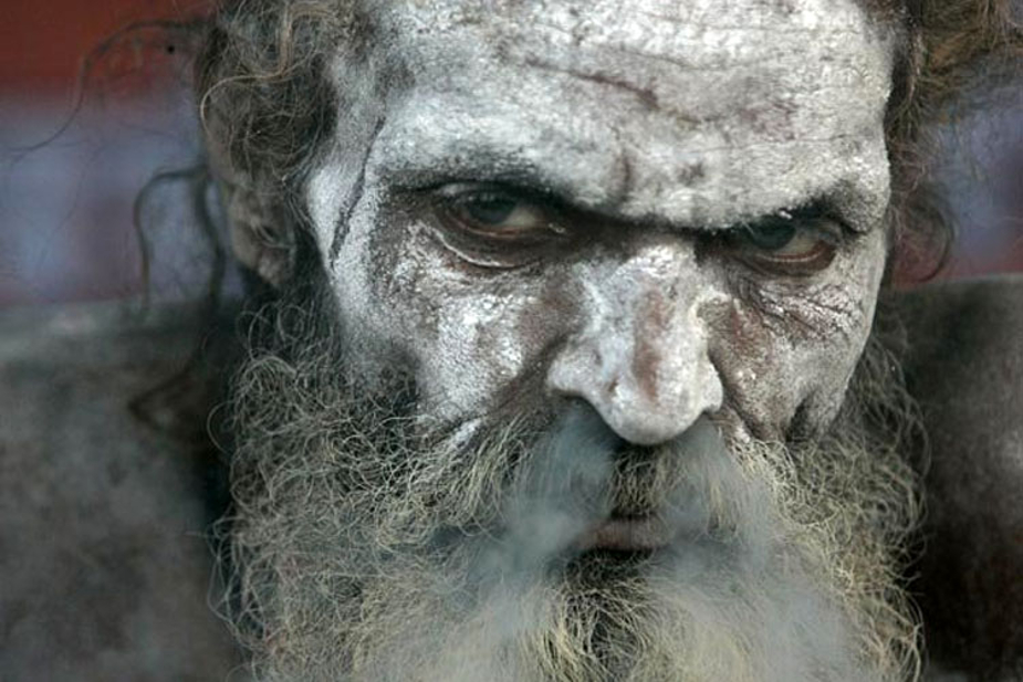 8. उनके पास है एड्स और कैंसर का भी इलाज: बहुत से अघोरियों का ये भी दावा है कि उनके पास एड्स और कैंसर का इलाज है. इसका ना तो कोई वैज्ञानिक आधार है और प्रमाण. फिर भी अघोरियों का कहना है कि शव के शरीर से तेल निकालकर उन्होंने बड़ी से बड़ी बीमारी का इलाज ढूंढ निकाला है.