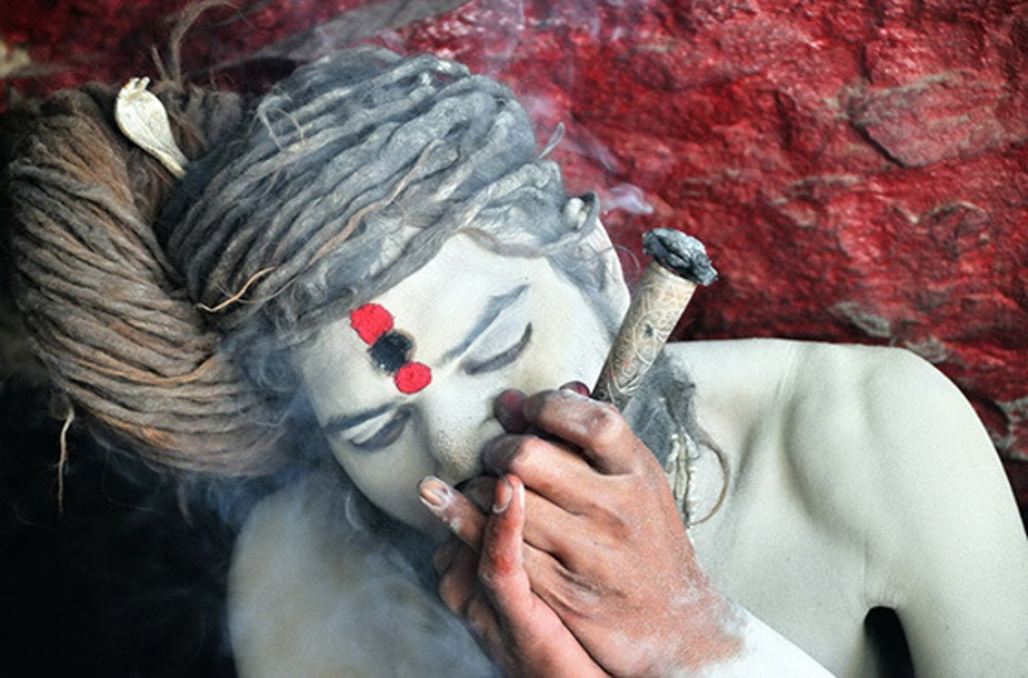 3. शव के साथ शारीरिक सम्बन्ध: यह बहुत प्रचलित धारणा है कि अघोरी साधु शवों की साधना के साथ ही उनसे शारीरिक सम्बन्ध भी बनाते हैं. यह बात खुद अघोरी भी मानते हैं. इसके पीछे का कारण वो यह बताते हैं कि शिव और शक्ति की उपासना करने का यह तरीका है. उनका कहना है कि उपासना करने का यह सबसे सरल तरीका है, वीभत्स में भी ईश्वर के प्रति समर्पण. वो मानते हैं कि अगर शव के साथ शारीरिक क्रिया के दौरान भी मन ईश्वर भक्ति में लगा है तो इससे बढ़कर साधना का स्तर क्या होगा.