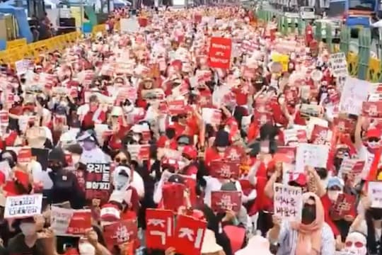 दक्षिण कोरिया में महिलाएं विरोध करती हुई (स्क्रीनग्रैब, सोर्सः ट्विटर)