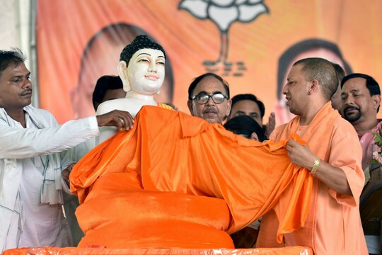 भगवान गौतम बुद्ध की मूर्ति का अनावरण करते सीएम योगी आदित्यनाथ. Photo: News 18 