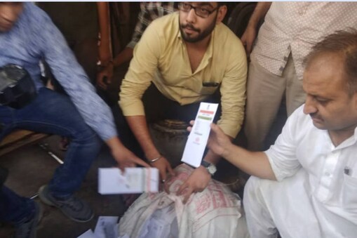 जयपुर में एक कबाड़ी के पास से करीब 5 हजार आधार कार्ड मिले हैं. जयपुर में एक कबाड़ी के पास से करीब 5 हजार आधार कार्ड मिले हैं.