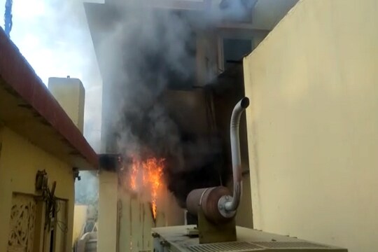 बैंक में लगी आग से निकलती लपटें और धुआं. photo:news18rajasthan