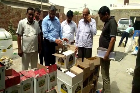 अवैध शराब फैक्ट्री का भंडाफोड़, लो क्वालिटी की शराब को बनाते थे इम्पोटेंट ब्रांड अवैध शराब फैक्ट्री का भंडाफोड़, लो क्वालिटी की शराब को बनाते थे इम्पोटेंट ब्रांड