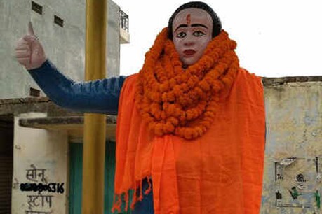 बीजेपी विधायक ने आंबेडकर प्रतिमा को दूध से नहलाया, फिर पहनाए भगवा कपड़े बीजेपी विधायक ने आंबेडकर प्रतिमा को दूध से नहलाया, फिर पहनाए भगवा कपड़े