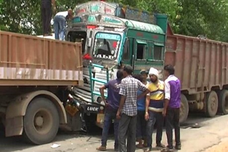 ट्रक और हाइवा की सीधी टक्कर में 3 घायल, जांच में जुटी पुलिस ट्रक और हाइवा की सीधी टक्कर में 3 घायल, जांच में जुटी पुलिस