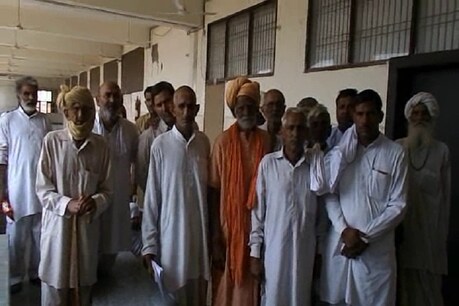 उपायुक्त से मिलने पहुंचे ग्रामीण