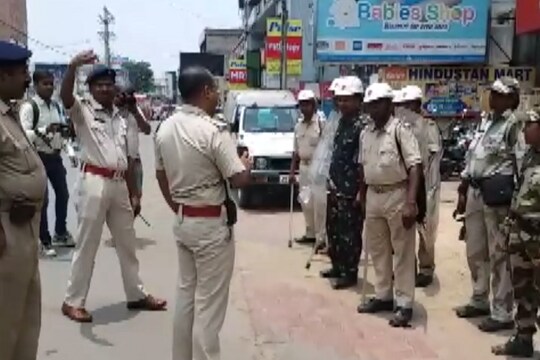रांची में पुलिस बल को निर्देश देते सिटी एसपी अमन कुमार