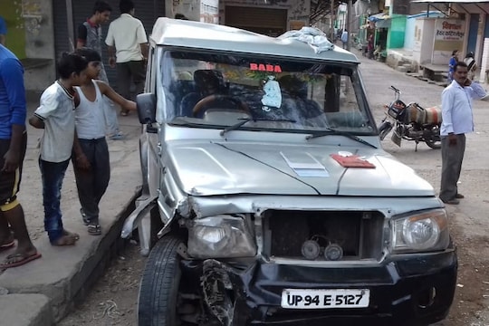 ललितपुर में अनियंत्रित बोलेरो ने एक ही परिवार के 6 लोगों को रौंदा