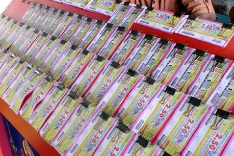 A driver gets a message about a lottery worth Rs 150 crore from a website called New York Online Lottery. That driver leaves his job and gets so caught up in this lottery affair that many people in Kerala start asking for help from the police against him.