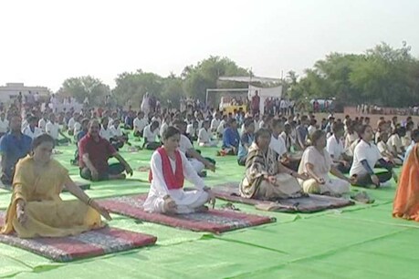 कवर्धा को करपात्री स्टेडियम में लोगों ने किया योग