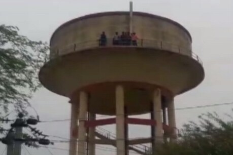 पानी की टंकी पर चढ़े छात्र
