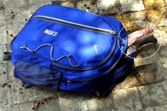 पुलिस ने स्कूल में यह स्कूल बैग बरामद किया है.
