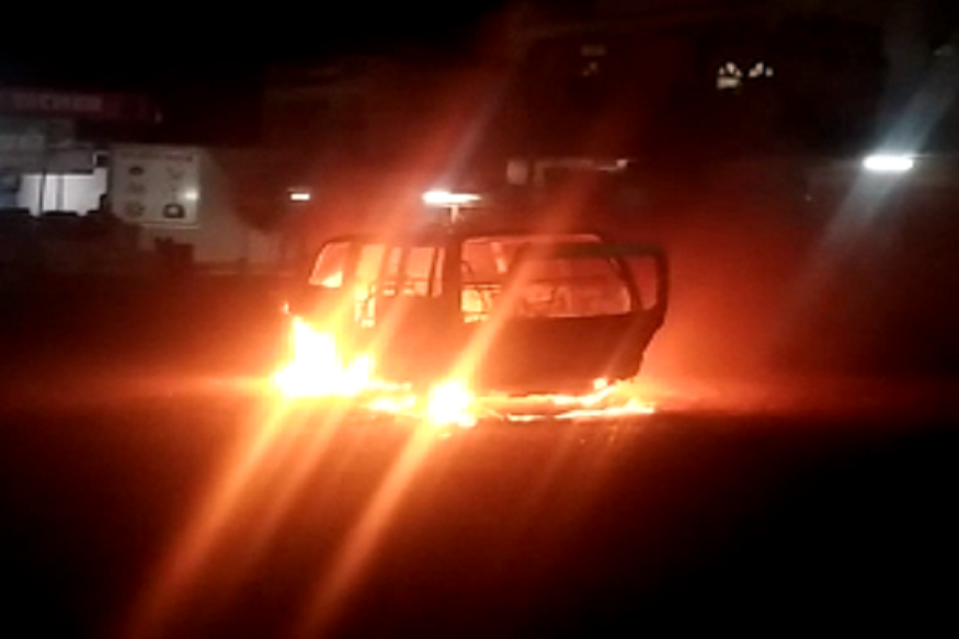 VIDEO: अचानक आग लगने से खाक हुई मारुति वैन