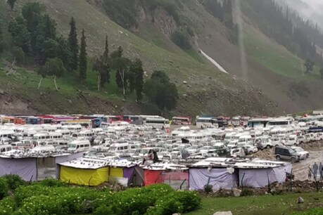 जम्मू-कश्मीर के बालटाल में श्रद्धालुओं के शिविर