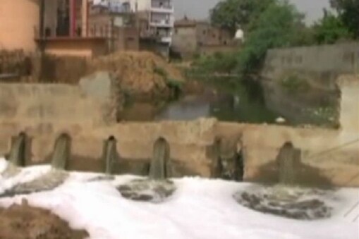 मंदाकिनी नदी में गिरता नालों का कचरा व गंदा पानी मंदाकिनी नदी में गिरता नालों का कचरा व गंदा पानी