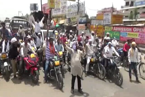 हड़ताली व्यापारी अपनी मांग को लेकर शहर में जुलूस निकालते हुए हड़ताली व्यापारी अपनी मांग को लेकर शहर में जुलूस निकालते हुए