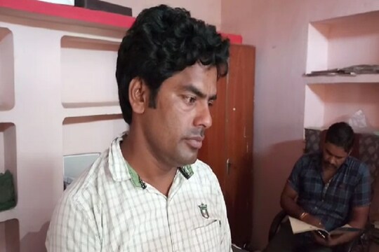 गुना में आय से अधिक संपत्ति मामले में पंचायत सचिव के घर छापा मारा गया. लोकायुक्त की टीम ने उनके घर से कई गाड़ियां, ज़ेवर और नगदी बरामद किए हैं.