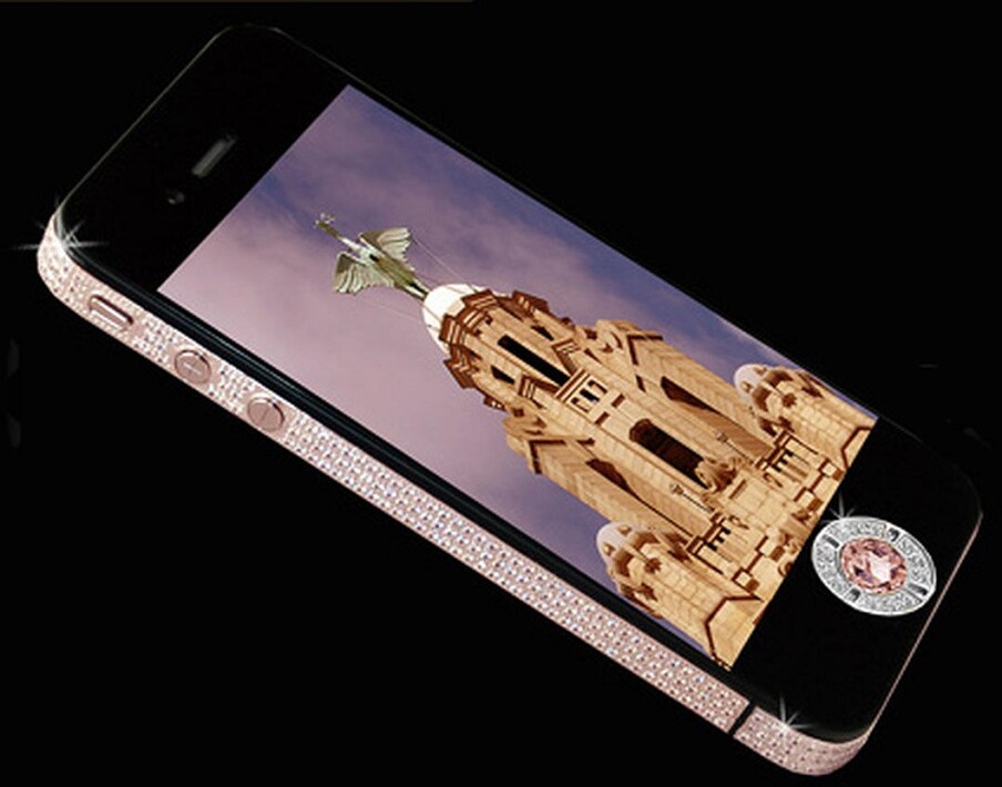  डायमंड रोज iPhone 32GB (कीमत- करीब 52 करोड़ रुपये)- डायमंड रोज iPhone 32GB सबसे महंगा मोबाइल फोन है. इस मोबाइल में महंगे हीरे लगे हुए हैं. इस फोन को एप्पल ने बनाया है. मोबाइल में गुलाबी रंग के 500 हीरे लगे हैं. इस फोन के फ्रंट और पीछे भी डायमंड लगे हुए हैं. इस फोन को स्टुअर्ट ह्यूज ने डिजाइन किया है. फोन में 32GB की इंटरनल मेमोरी है. इसमें 8 मेगापिक्सेल का प्राइमरी कैमरा है. वहीं, सेकेंडरी कैमरा 2 मेगापिक्सल का है.
