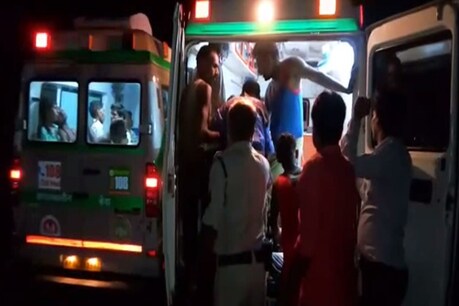 बारातियों से भरी बस खाई में जा गिरी : 2 की मौत, दूल्हे सहित 45 लोग घायल बारातियों से भरी बस खाई में जा गिरी : 2 की मौत, दूल्हे सहित 45 लोग घायल